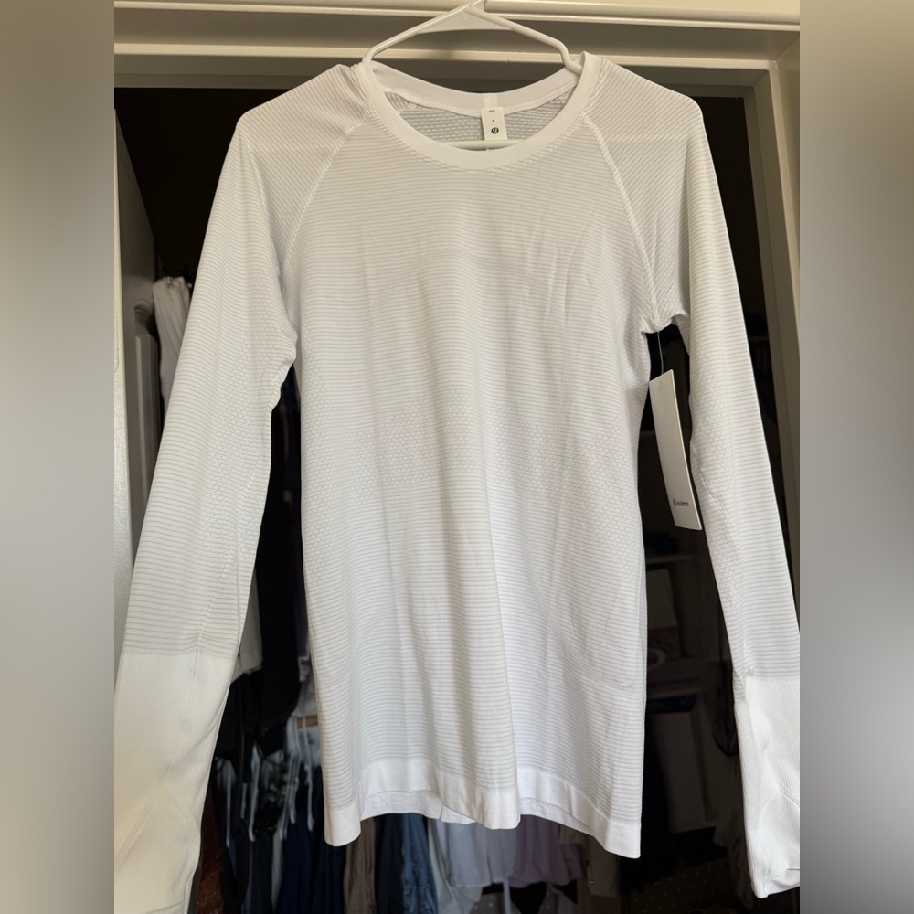 NWT Lululemon Swiftly Tech Long-Sleeve Shirt 2.0
Hip Length
